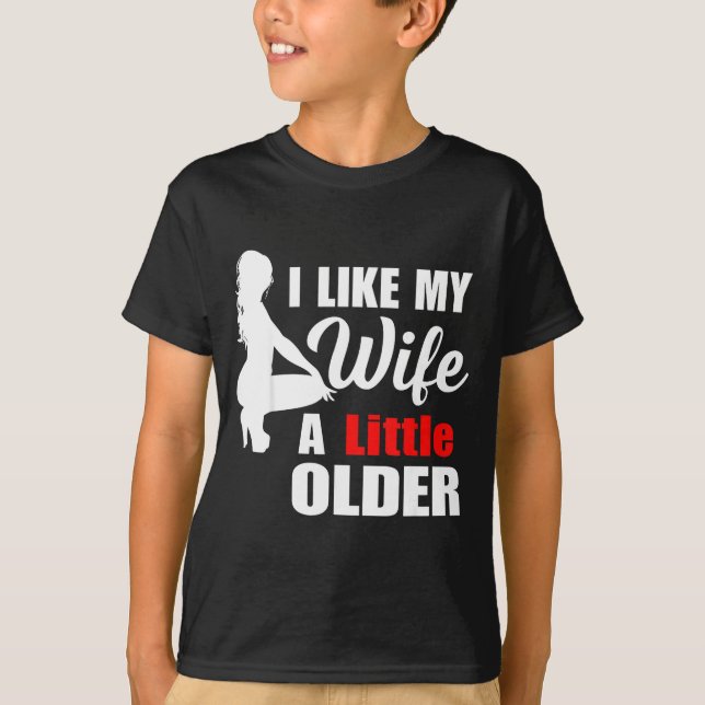 Camiseta I Like My Wife Retro A Little Older Sarcastic Suse (Frente)