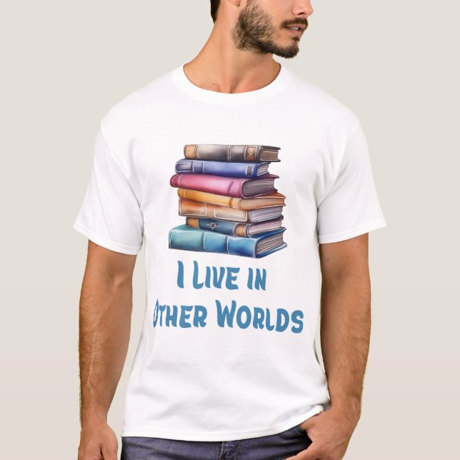 Camiseta I Live in Other Worlds - Book Lover (Frente)