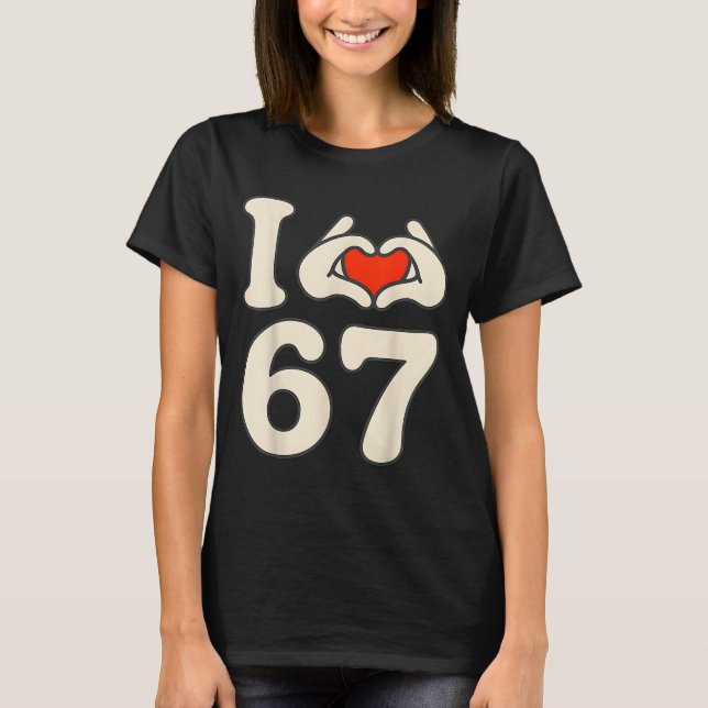 Camiseta I Love 67 Retro Hand Heart Number Design  (Frente)
