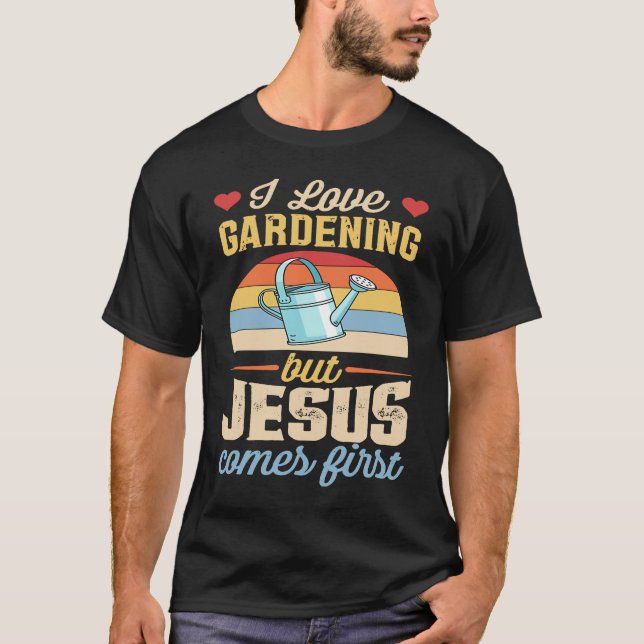 Camiseta I Love Gardening But Jesus Comes First  Christian (Frente)