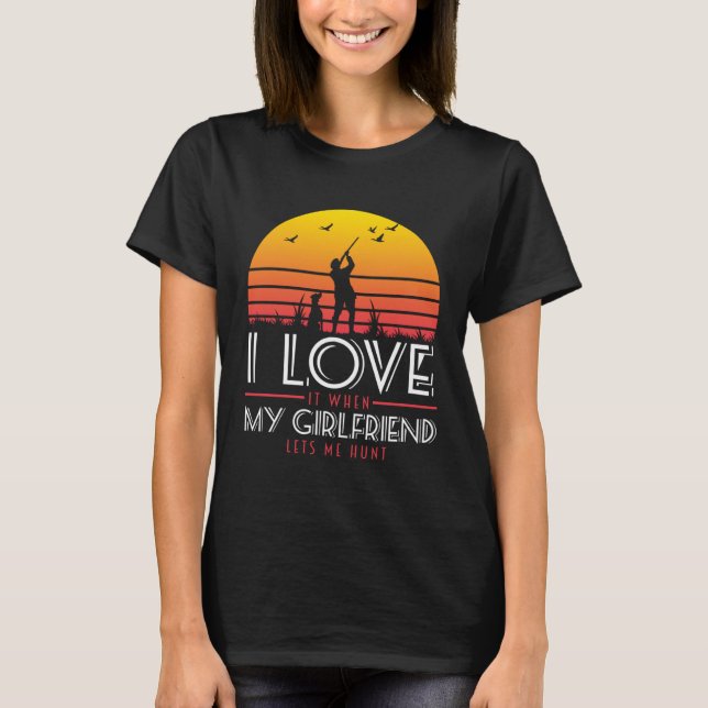 Camiseta I Love It When My Girlfriend Lets Me Go Hunting (Frente)