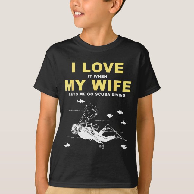 Camiseta I Love It When My Wife Lets Me Go Scuba Diving Fun (Frente)