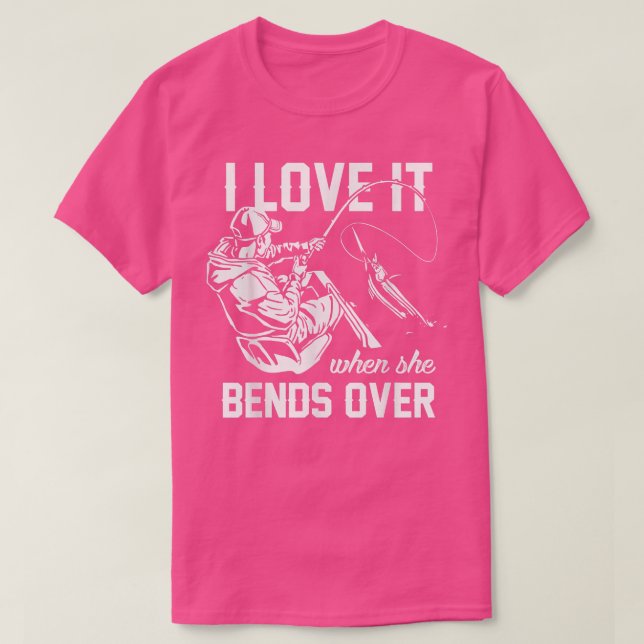 Camiseta I Love It When She Bends Over Fishing  (Frente do Design)