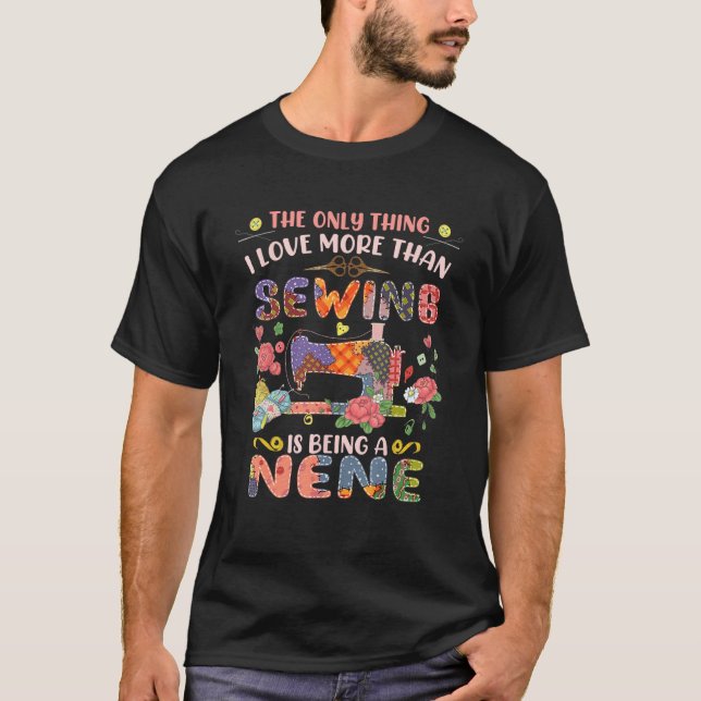 Camiseta I Love More Than Sewing Is Being A Nene Sewing Mac (Frente)