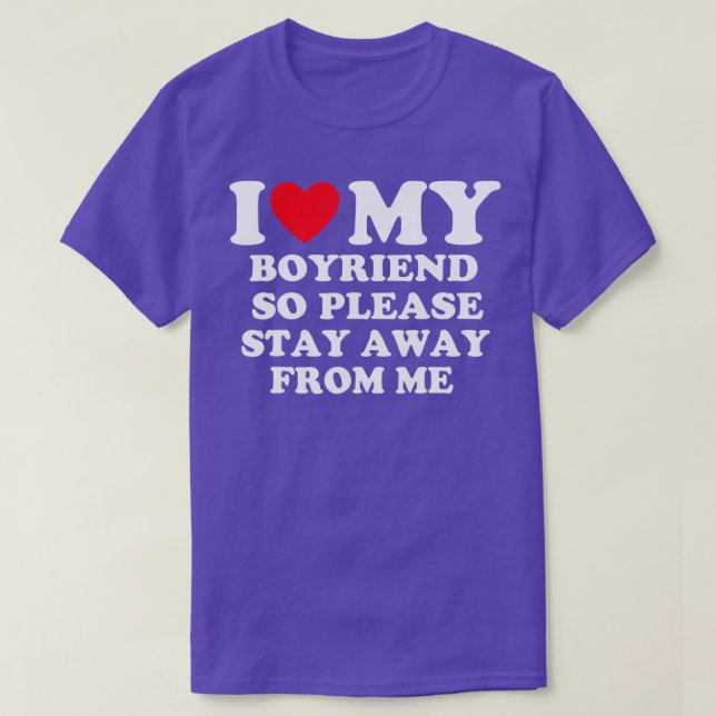 Camiseta I Love My Boyfriend So Please Stay Away From Me Va (Frente do Design)
