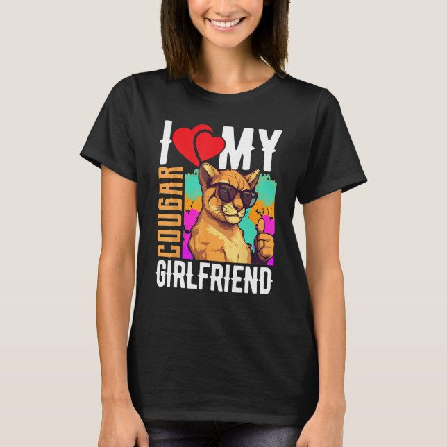 Camiseta I Love My Cougar Girlfriend   COUGAR (Frente)