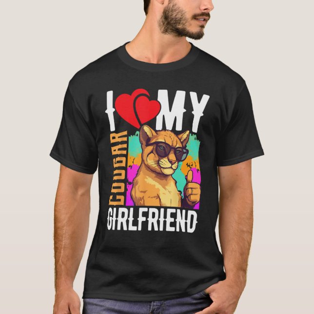 Camiseta I Love My Cougar Girlfriend   COUGAR (Frente)