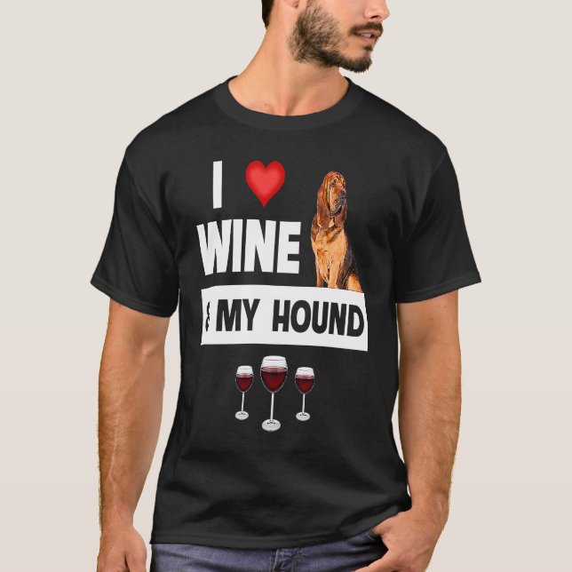Camiseta I Love Wine and My Bloodhound Hunting Dog Mom Dad  (Frente)