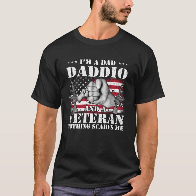 Camiseta I m A Dad Daddio And A Veteran Nothing Scares Me F (Frente)