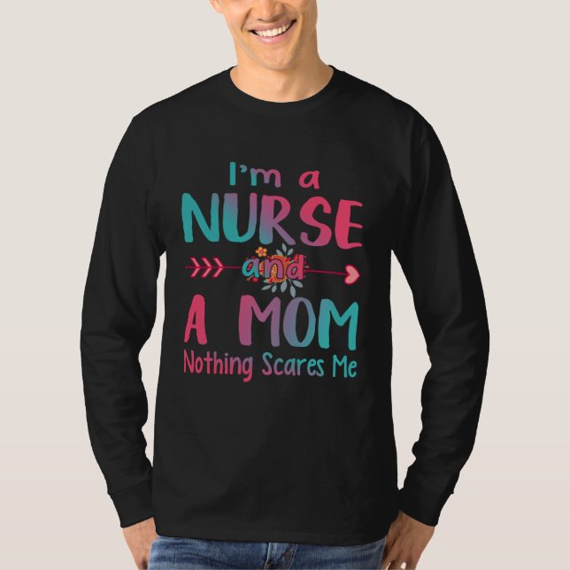 Camiseta I m A Mom and A Nurse Nothing Scares Me  Nurse (Frente)