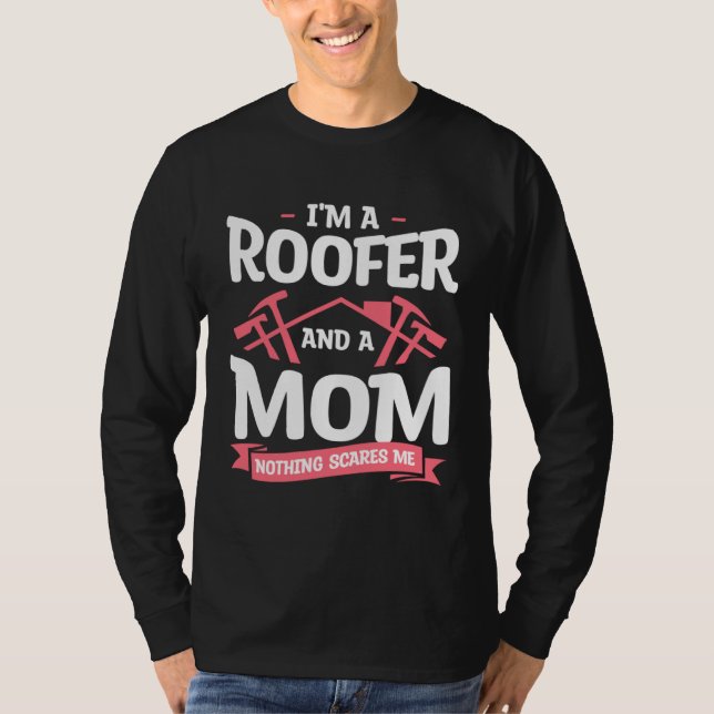 Camiseta I m A Roofer And A Mom Nothing Scares Me Roofing R (Frente)
