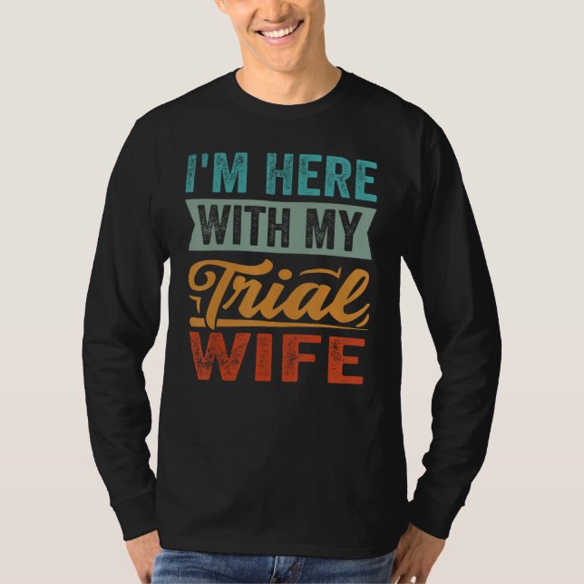 Camiseta I m Here With My Trial Wife (Frente)