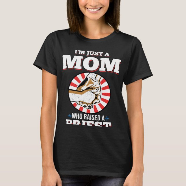 Camiseta I m Just A Mom Who Raised A PRIEST  for PRIESTS (Frente)