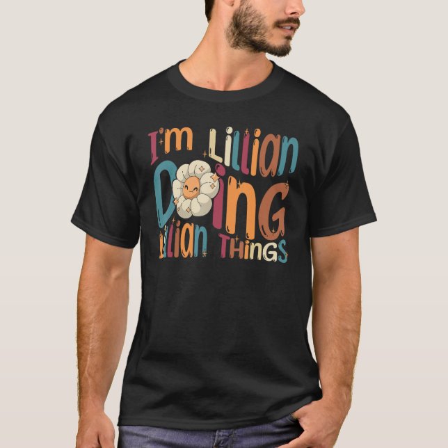 Camiseta I m Lillian Doing Lillian Things  Groovy Retro Lil (Frente)