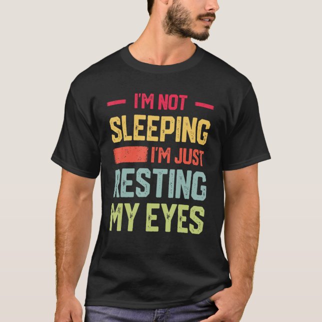 Camiseta I m Not Sleeping I m Just Resting My Eyes Mens Fat (Frente)