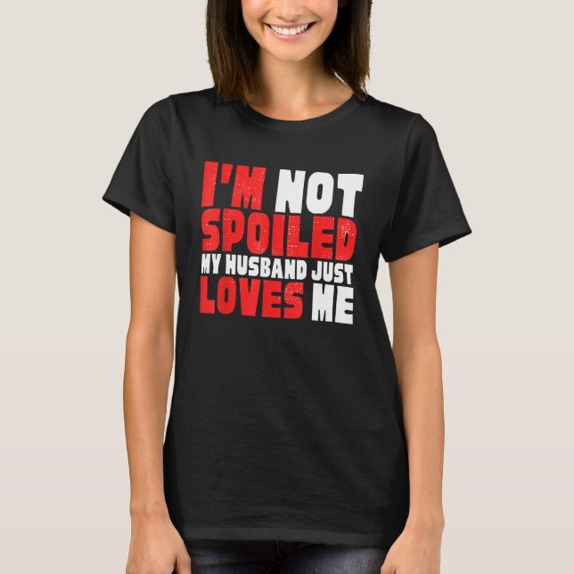 CAMISETA I M NOT SPOILED HUSBAND JUST LOVES ME HILARIOUS WI (Frente)
