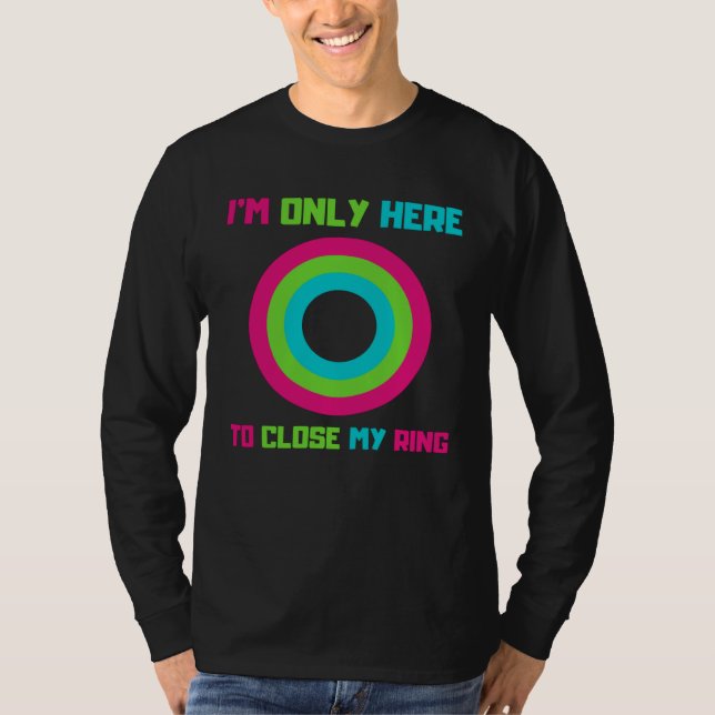 Camiseta I m Only Here To Close My Ring Trending (Frente)