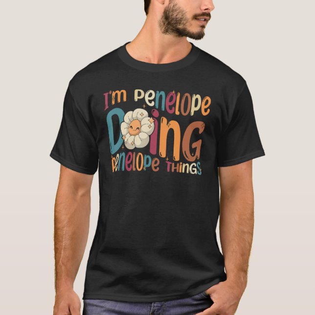Camiseta I m Penelope Doing Penelope Things Groovy Retro Pe (Frente)