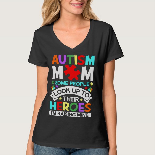 Camiseta I m Raising Heroes Proud Autism Mom Autism Awarene (Frente)