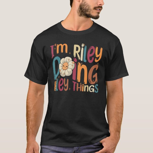 Camiseta I m Riley Doing Riley Things  Groovy Retro Riley (Frente)