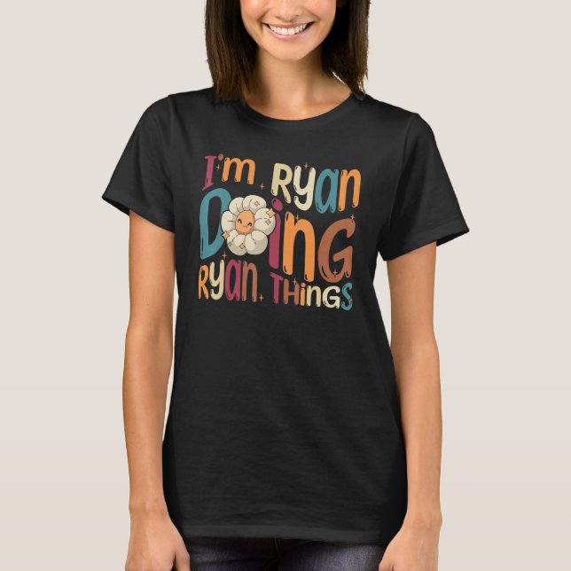 Camiseta I m Ryan Doing Ryan Things  Groovy Retro Ryan (Frente)