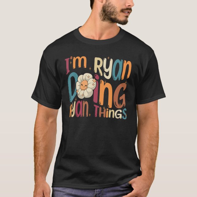 Camiseta I m Ryan Doing Ryan Things  Groovy Retro Ryan (Frente)