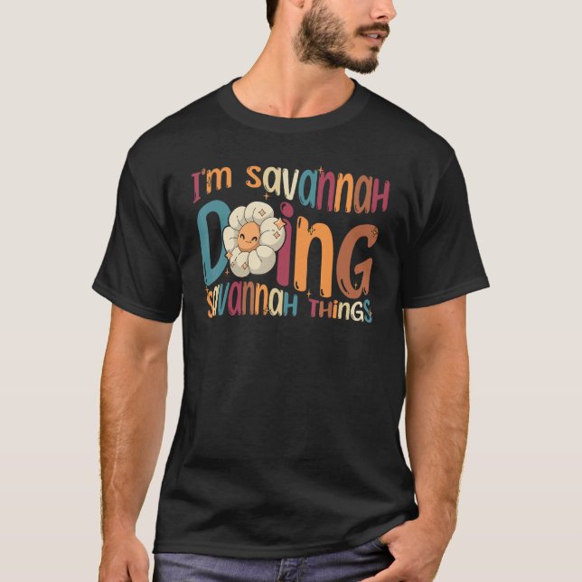 Camiseta I m Savannah Doing Savannah Things Groovy Retro Sa (Frente)