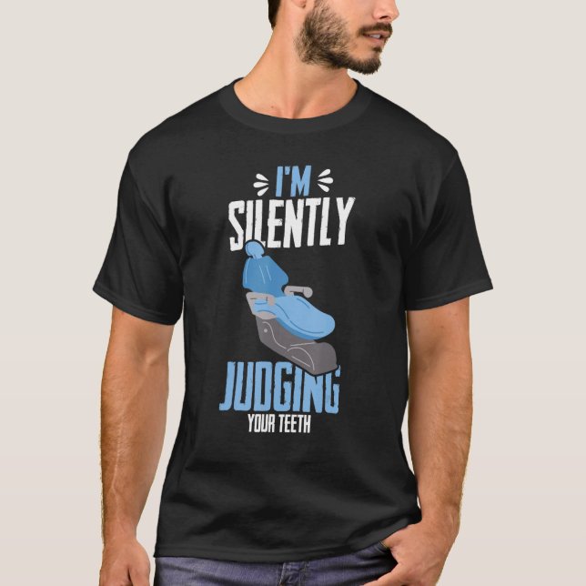 Camiseta I m Silently Judging Your Teeths Dental Assistant  (Frente)