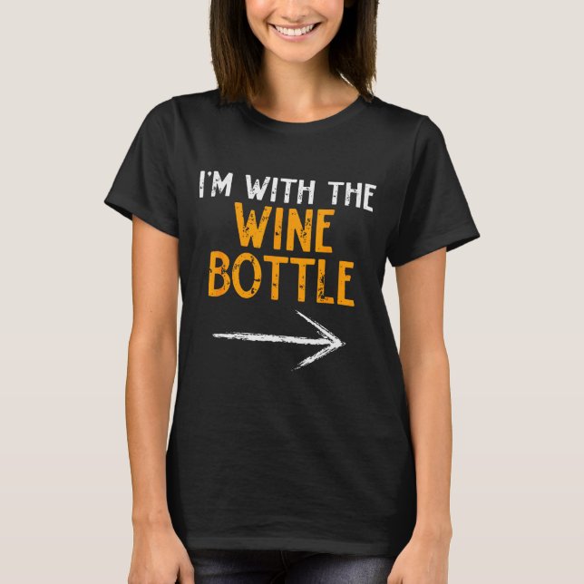 Camiseta I’m With The Wine Bottle Halloween Matching Couple (Frente)
