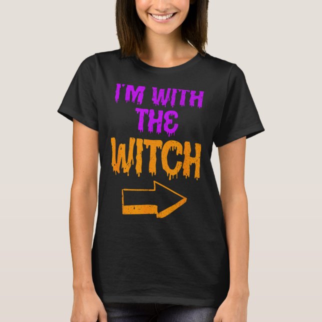 Camiseta I’m With The Witch Funny Halloween Matching Couple (Frente)