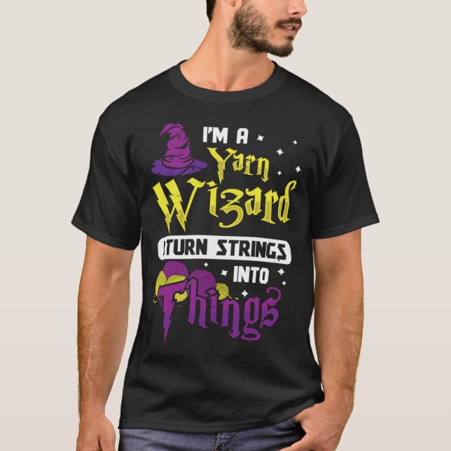 Camiseta I m Yarn Wizard I Turn Strings Into Things  Croche (Frente)