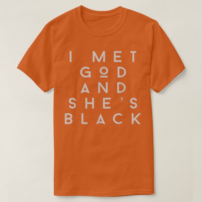 Camiseta I Met God and Shes Black  (Frente do Design)