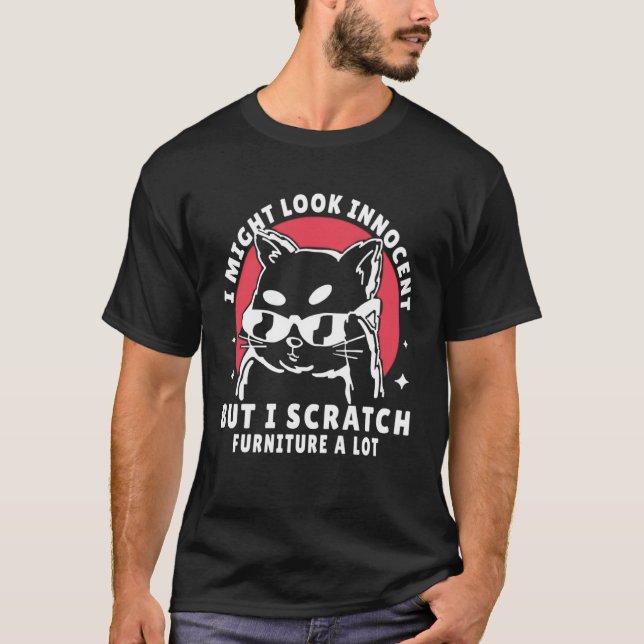 Camiseta i might look innocent but i scratch furniture a lo (Frente)