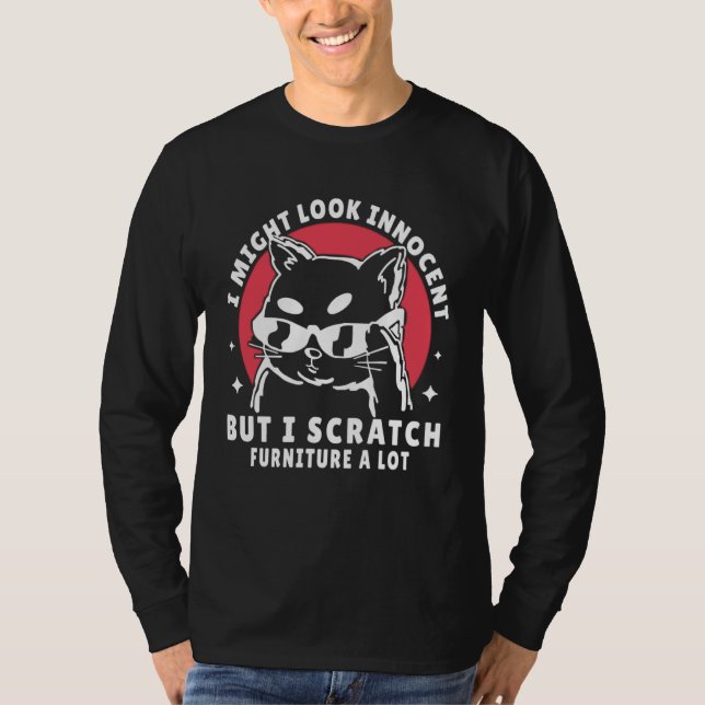Camiseta i might look innocent but i scratch furniture a lo (Frente)