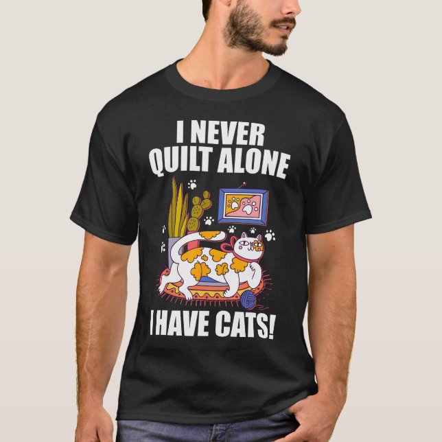 Camiseta I Never Quilt Alone Funny Cat Lover Quilting For S (Frente)
