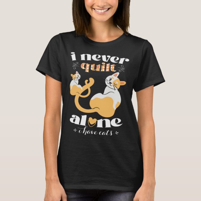 Camiseta I Never Quilt Alone I Have Cats  Quilter Womans Me (Frente)
