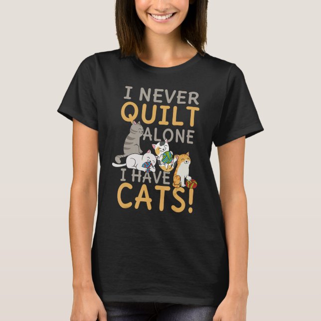 Camiseta I Never Quilt Alone My Cat Helps Sewing Seamstress (Frente)