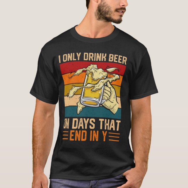 Camiseta I Only Drink Beer On Days That End In Y T-Shirt (Frente)