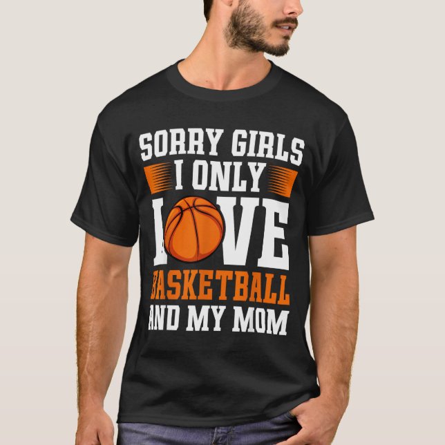 Camiseta I Only Love Basketball And My Mom Valentine's Day  (Frente)