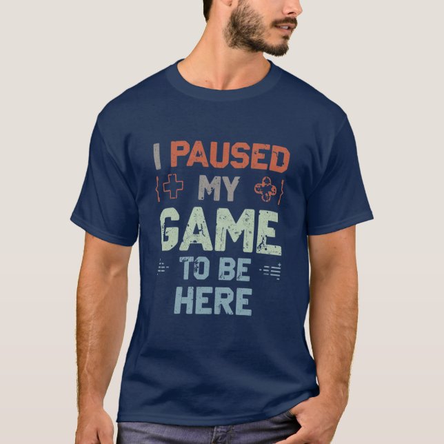 Camiseta I Paused My Game to Be Here – Distressed Gamer Tee (Frente)