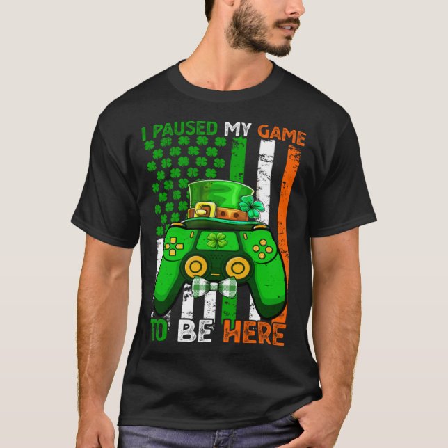 Camiseta I Paused My Game To Be Here Video Game Flag St Pat (Frente)