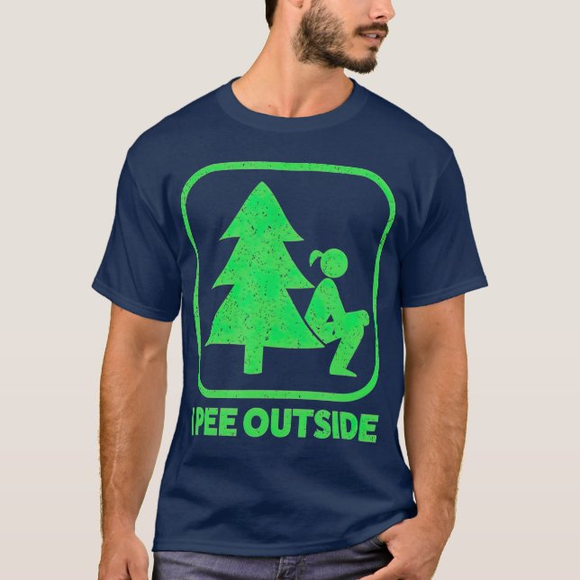 Camiseta I Pee Outside Girl Sign Funny Camping Hiking (Frente)