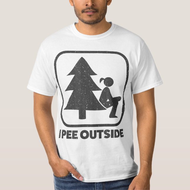 Camiseta I Pee Outside Girl Sign Funny Camping Hiking Outdo (Frente)