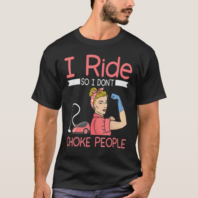 Camiseta I ride so i dont choke people Housekeeper cleaning (Frente)