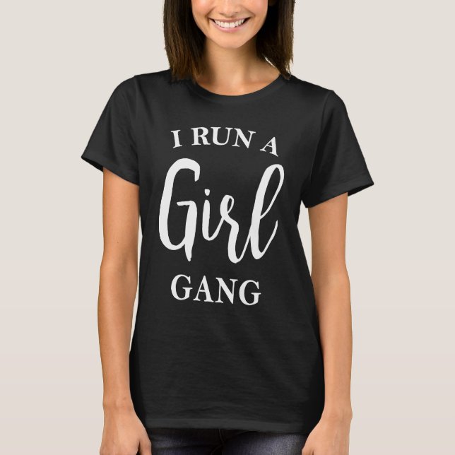 Camiseta I Run A Girl Gang  Mother's Day Parent Kids Childr (Frente)