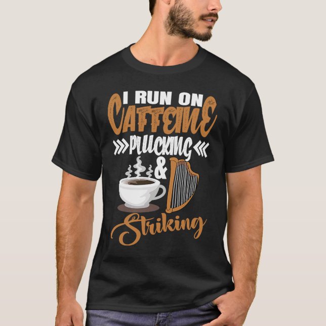 Camiseta I run on Caffeine Plucking and Striking Harp (Frente)