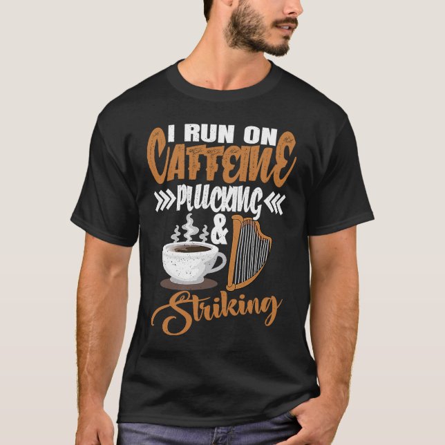 Camiseta I run on Caffeine Plucking and Striking Harp  1 (Frente)