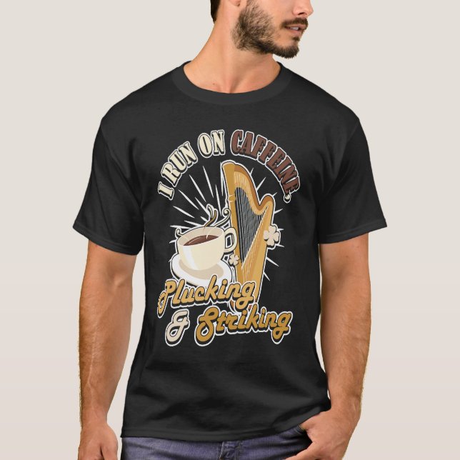 Camiseta I run on Caffeine Plucking & Striking Harp (Frente)