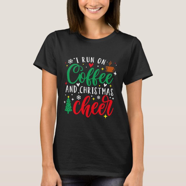 Camiseta I Run On Coffee And Christmas Cheer Fun Coffee Lov (Frente)