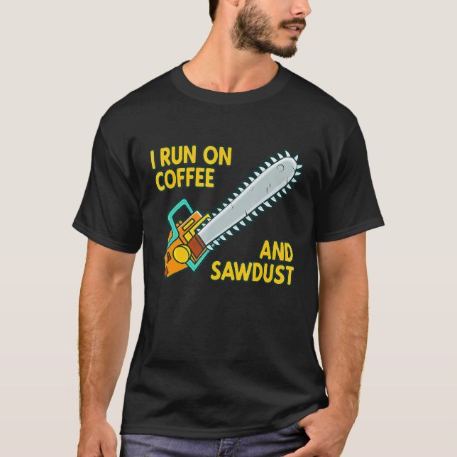 Camiseta I Run On Coffee And Sawdust Logger Arborist Chains (Frente)
